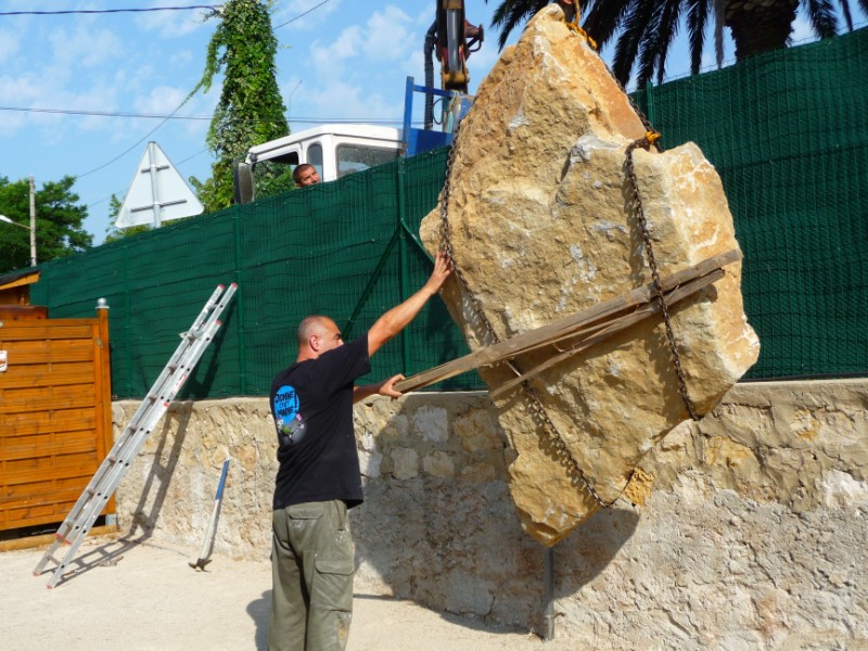 pose d' une pierres plates pour la création d' un mur verticale sur ollioules prés de toulon